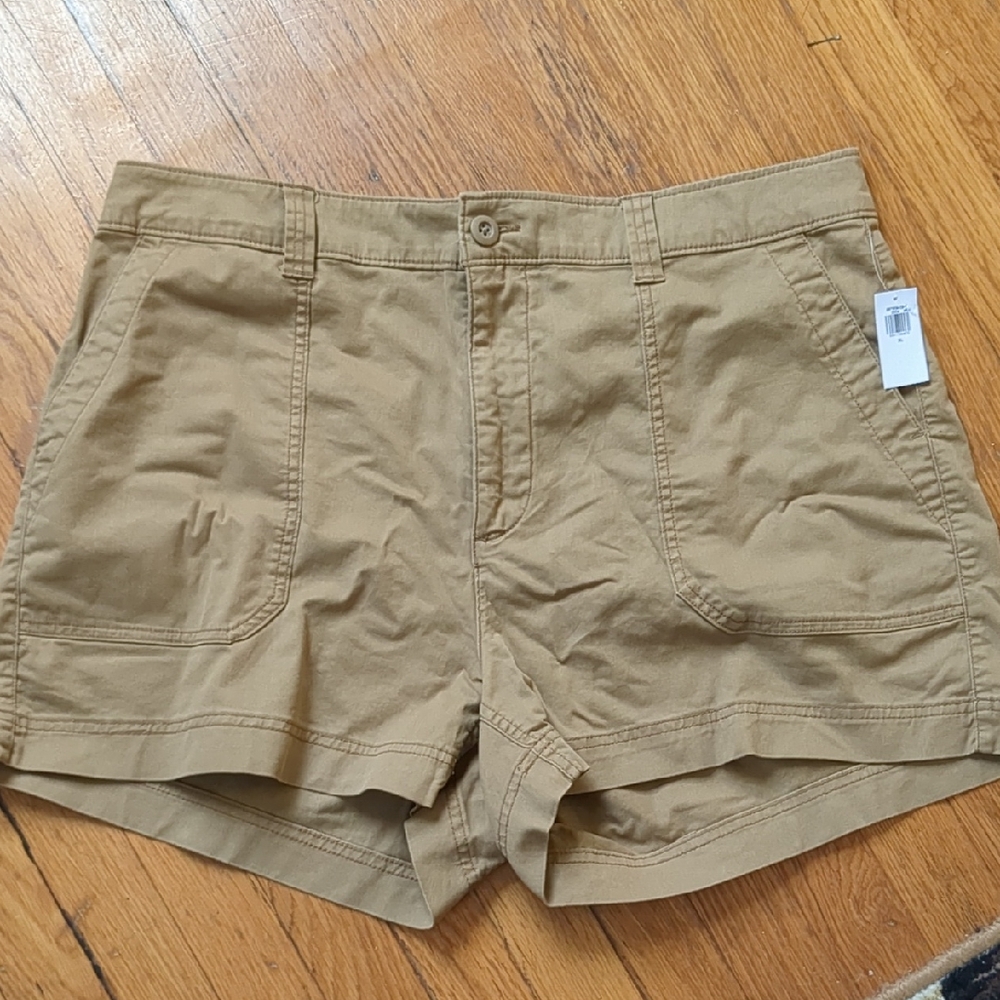 Old Navy Women's Cargo Shorts in Tan